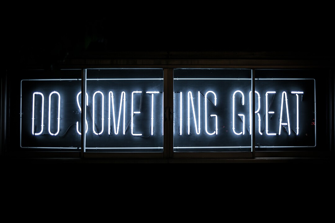 Neon bord dat zegt 'Do Something Great'