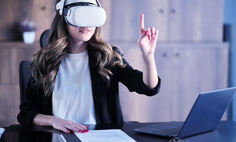 Business vrouw met VR bril op bij haar laptop